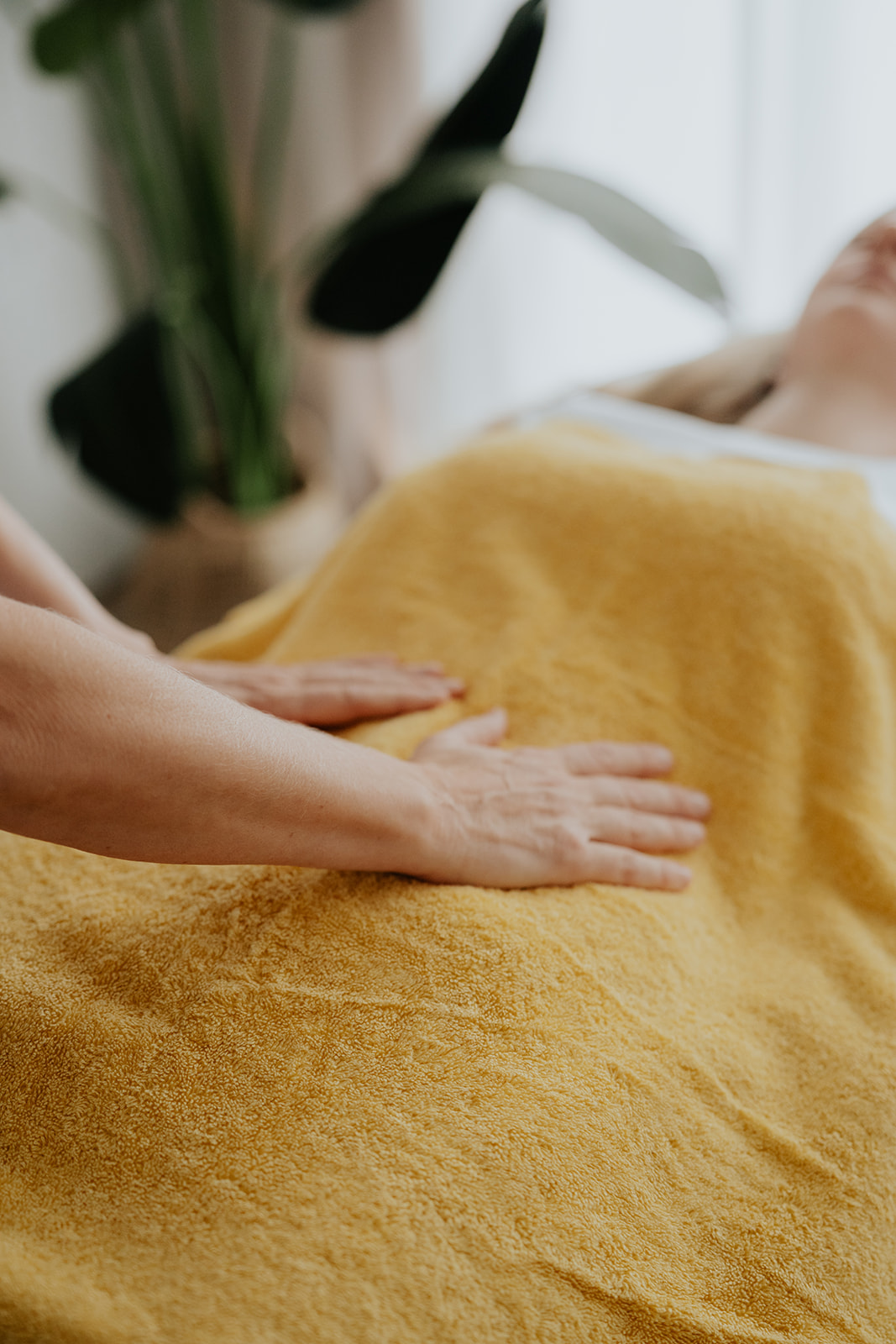 T. F. -131 Hände auf Bauch.jpg